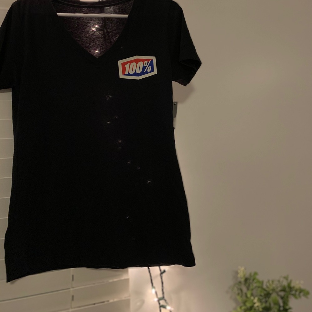100% v-neck